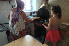 2020_07_31.-Horno-de-leña-sacando-pan-Silbia-Diana